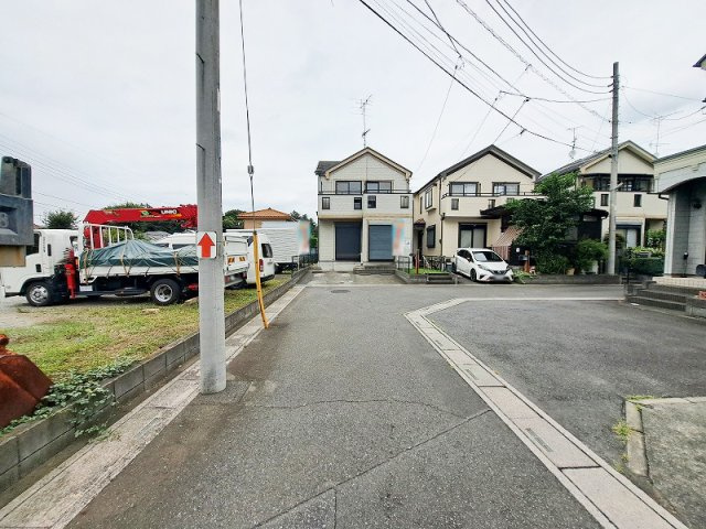 前面道路は住民の方以外の交通が少なく安心感があります。