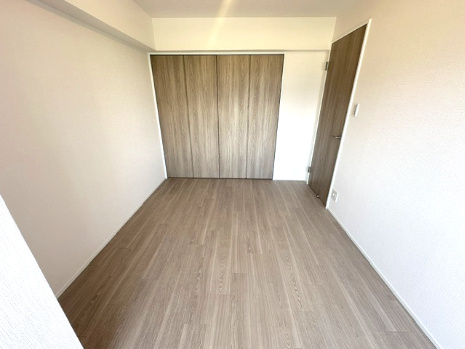 約5.5帖の洋室！全居室に収納が備わり、居室空間をより広く隅々までお使いいただけますね。