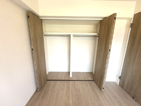 約5.5帖洋室のクローゼット！普段使いの洋服や小物はもちろん、季節物の洋服などもしっかり収納可能です。