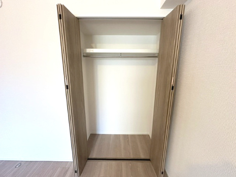 約6.2帖洋室のクローゼット！ハンガーパイプと棚板付きで、洋服や小物等もスッキリと収納できます。