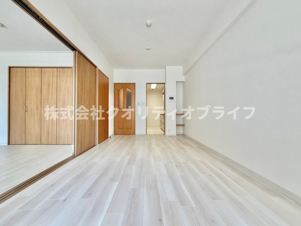 東向き採光で明るい室内です