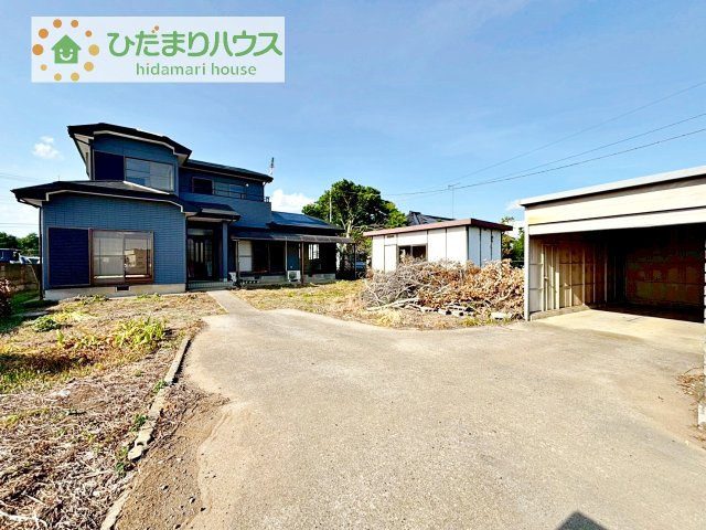 ゆったりとしたカースペースで、ファミリーカーや軽自動車もラクラク駐車出来ますね♪
