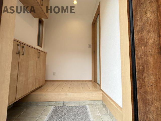 明るい玄関が家路からの「ただいま」の安心感を実感させてくれそうですね。