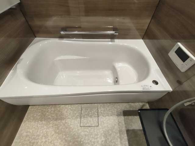 【浴室】　ゆったりとくつろげるバスルーム。追い焚き機能付きでいつでもすぐに温かいお風呂を楽しむことができます。