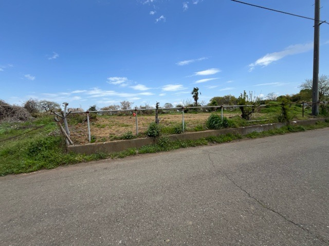 現地に行くなら、物件の周囲の地形がどうなっているかを見ることも大切です。周辺より低くなっている土地では、大雨などで水が集まりやすいため、地盤が弱くなっているということも考えられるため、注意が必要です。