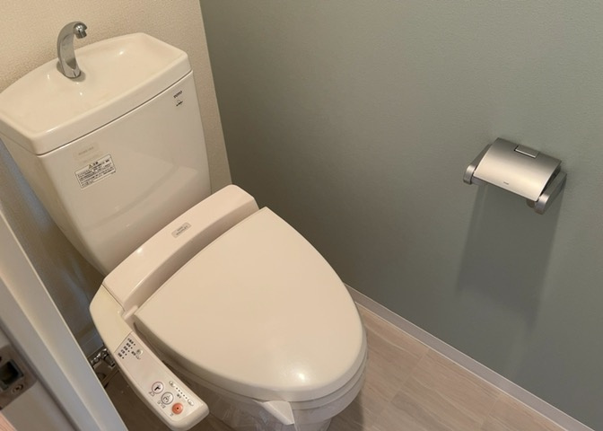 トイレは大きさや形、機能、抗菌性などが異なる多種多彩なタイプが各メーカーから出ています。それぞれに良さがあるため、事前にどういったタイプのトイレがいいのかをご家庭内で決めて、内見に行くといいでしょう。