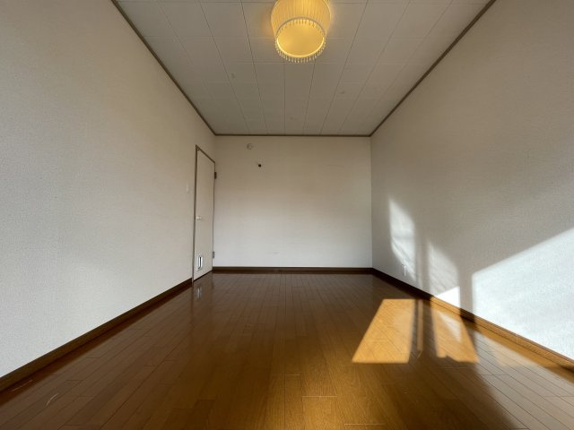 シンプル・イズ・ベストが基本。プレーンな空間を自分好みに。