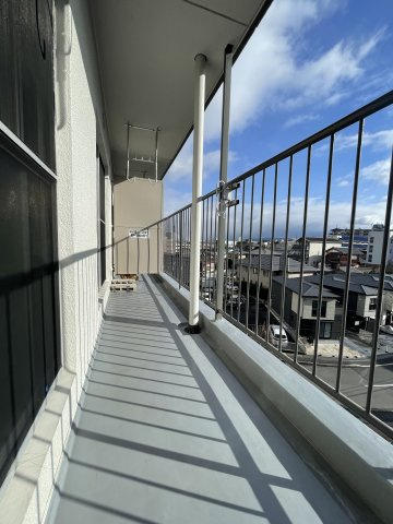 朝の澄んだ空気や、夕方に吹く清々しい風を感じられるバルコニー。