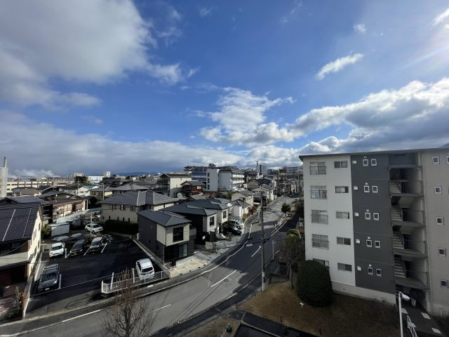 青い空が広がる開放的なバルコニー。