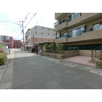 前面道路はゆったりとしており出入りも楽々♪