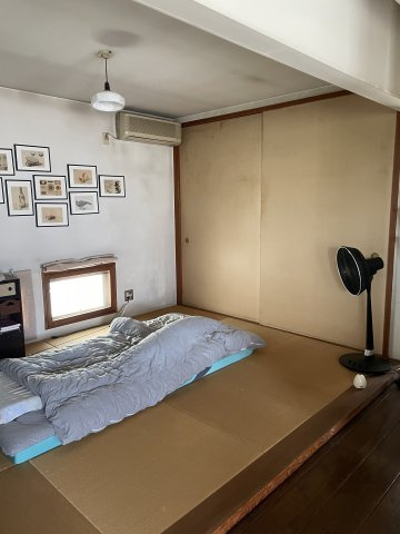 リビング隣の北側のベットルームです　6畳　琉球畳　地窓なので窓を開けて寝る時の風通りは良好です奥の引き戸は大容量布団収納です