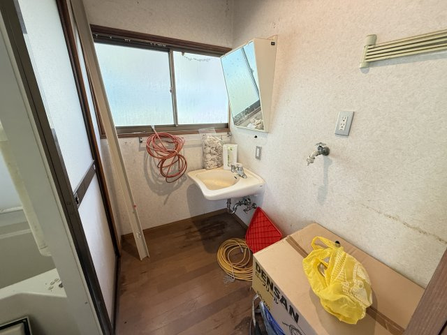 窓からの光が入る明るい洗面スペース。使い勝手を整えることで、身支度のしやすい空間に。作業後の手洗いや清掃スペースとしても活用でき、住まい・事業用どちらにも対応できます。