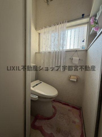 トイレにも大きな窓がついており、換気と採光の確保が十分にできます。そのままご利用されても新しく入れ替えをされる場合もリフォームのご相談も可能です。