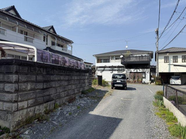 住宅街に入った道路なのでお車の出し入れも少なくお子様を遊ばせるのにも安心です。