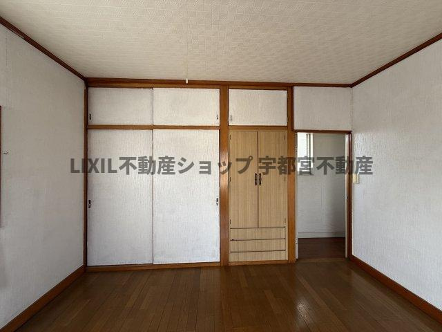 たっぷり奥行きのある収納。そのままご利用されても新しく入れ替えをされる場合もリフォームのご相談も可能です。