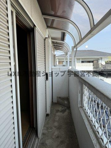 雨よけの屋根もついているので突然の雨でも安心です。クリア色タイプなので採光を遮りません。