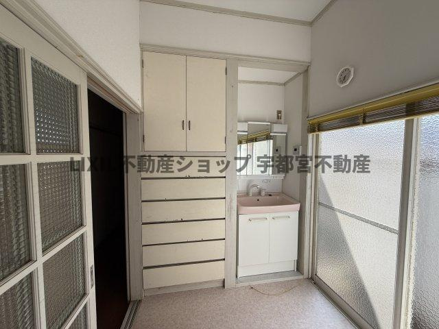 洗面台にも窓があり換気と採光をより確保できます。明るい日差しの入る洗面台は爽やかな朝を迎えられますね。また、横にも大容量の収納がついています。新しく入れ替えをされる場合リフォームのご相談も可能です。