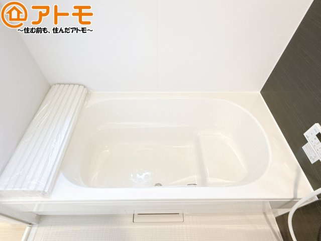 お子様やお年寄りが使いやすいだけでなく、半身浴にも便利なベンチタイプの湯舟です。お湯の節約にも！