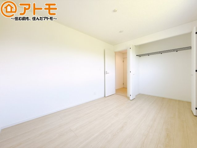 壁と床がシンプルな色合いだからこそ自分だけの空間を作れます♪お部屋作りのイメージは順調でしょうか♪