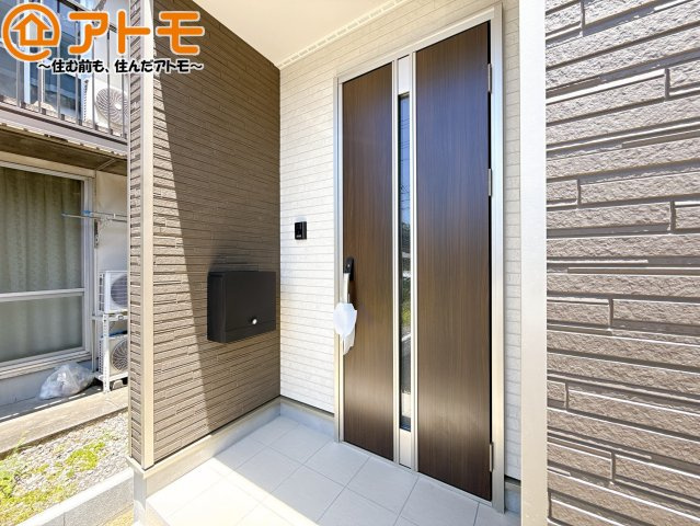 落ち着いた色合いの玄関はダブルロックで防犯性に優れた仕様になっています♪