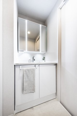 洗面台/施工例◆3面鏡で身支度に便利です！