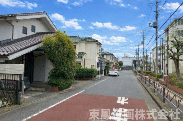 前面道路との高低差もなく、車の出し入れもスムーズです。