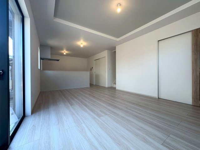 陽当たり良好のリビングです！過ごす時間が長いからこそ家族との繋がりが感じられる空間！にぎやかな声で日々の会話も弾む楽しい空間となります。