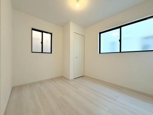 白を基調としたお部屋に木目調のフローリングが落ち着いた雰囲気を生み出してくれます。
