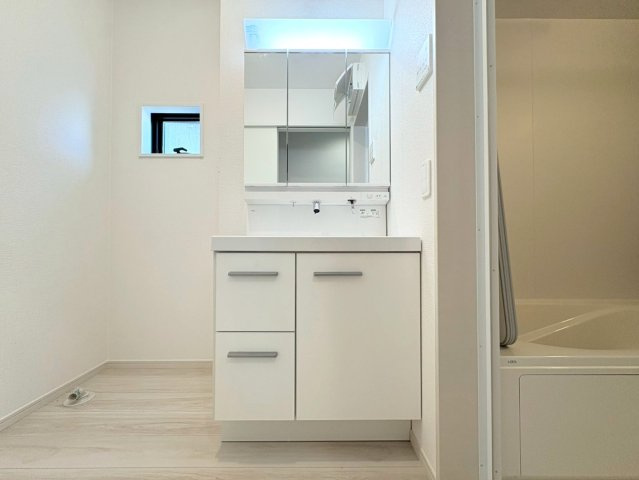 鏡の裏には豊富な収納量を確保した、三面鏡タイプの洗面化粧台。化粧品やティッシュボックス、歯ブラシなどを機能的に収納できるスペースを設けました。いつもキレイに保ちたい洗面室の整頓にも役立ちます。