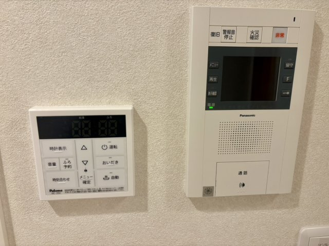 防犯性の高い「オートロック」を完備しており、室内のカラーモニターで相手を確認できるため、一人の時間も安心してお過ごしいただけます。さらに、給湯器には「自動お湯はり」や「追い焚き機能」を搭載しております