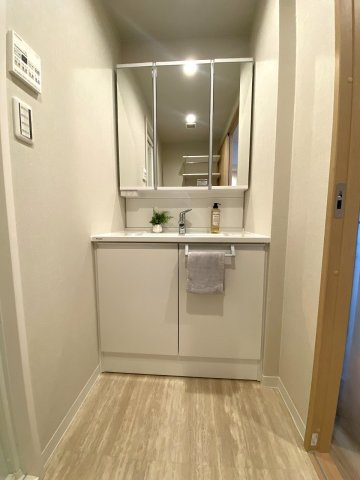 洗面台新規交換。収納付きの機能的な独立洗面化粧台で、朝の身支度もスムーズ＆水回りもスッキリ保てます。