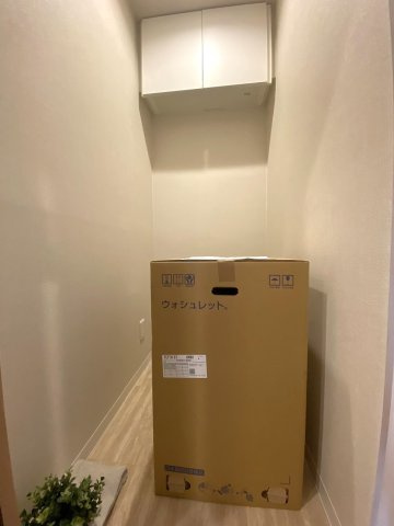 トイレ新規交換。清潔感のある温水洗浄便座付きトイレに更新。衛生面・機能面ともに快適にお使いいただけます。(取り付け中)