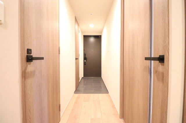 【玄関・廊下】木目調の建具が明るく、清潔感のある廊下部分に！
