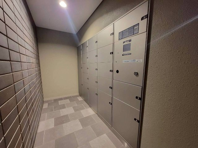 【宅配ボックス】現代では欠かせない宅配ボックス！留守中でも荷物を受け取れます。