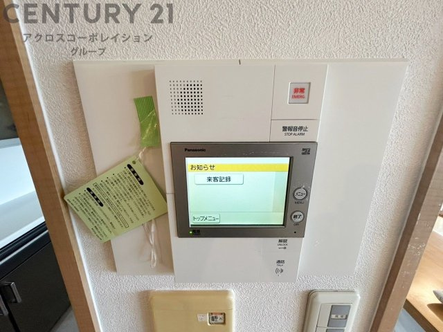 訪問者が来たときにテレビ画面で確認できるため、安心してドアを開けられます。録画機能があるものもあり、留守中に来訪者を記録しておくことができます。利便性が高く、セキュリティ面でも安心です。　