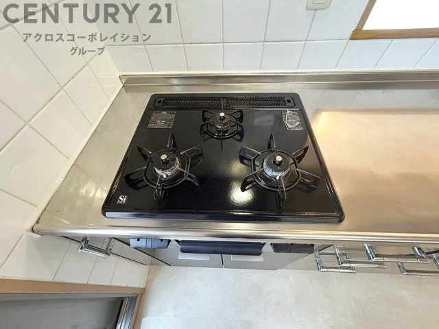 多数の調理器具を同時に使用でき、料理の効率化が可能。省エネで節約になり、様々な料理スタイルに適応できます。また、火力調整が独立しており、手入れや掃除もしやすく、今よりもっとお料理が楽しくなるかも。　