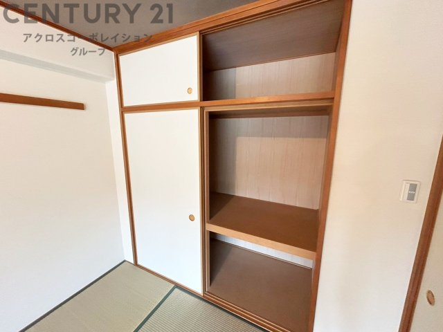 押入れは季節の衣類、寝具などを収納できます。伝統的な美しさと実用性が融合し、収納物を保護する調湿・換気効果があります。使い方によっては書類や小物なども効果的に整理でき空間を有効活用できます。　