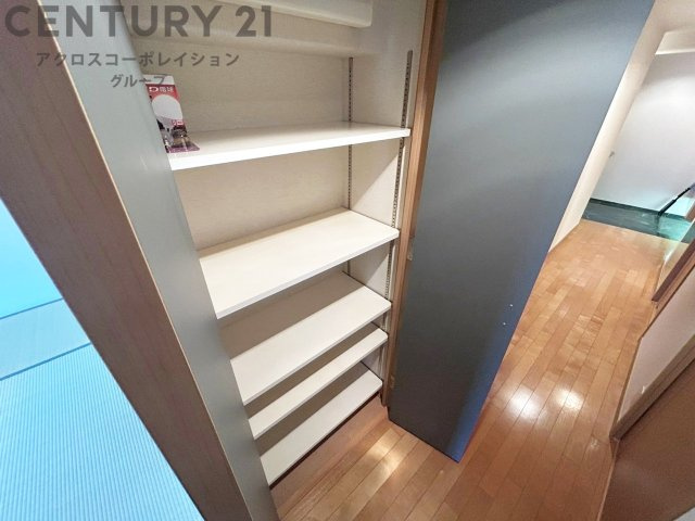 可動棚により収納レイアウトを自在にカスタマイズ。季節物や背の高い物も収まり、空間を有効活用できる使い勝手の良い収納です。　