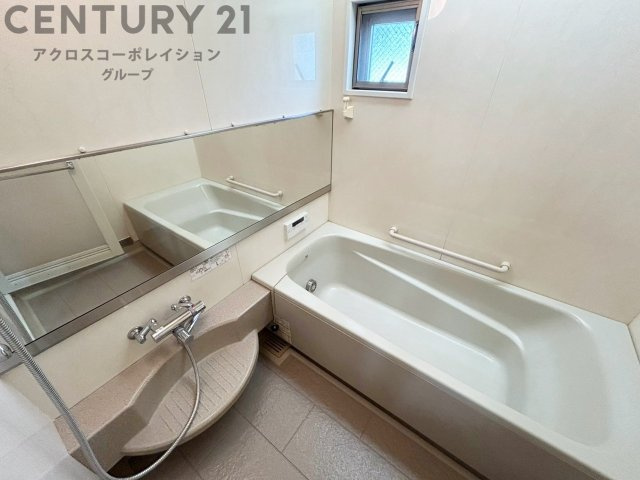 ユニットバスは省スペースでありながら、シンプルな設計と使いやすさを備え、簡便なメンテナンスが可能です。窓付きで換気にも便利です。またミラー・小物置き場もあり便利です。　