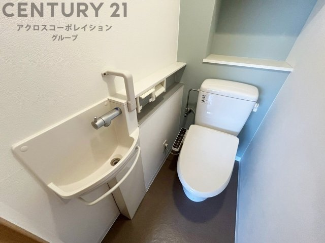 温水洗浄便座付トイレは温水洗浄機能により、暖かい水でおしりを洗浄することができ、冷たい水を使う従来の便座に比べ、温水洗浄機能で暖かいトイレを提供し、快適な使用を可能にします。　
