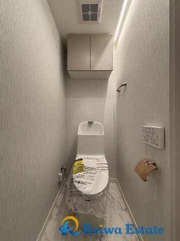 トイレットペーパーなど保管に便利な収納スペースを完備！