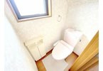 2階トイレ：収納、タオル掛け付きの便利なトイレ。1階にもトイレがございます。