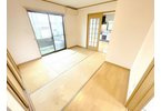 1階居間：8.4帖のゆったりとしたサイズのお部屋。畳の和やかな雰囲気が特徴的です。