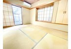 1階和室：6帖のゆとりある空間。2面採光のあたたかい場所です。