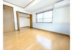 南側洋室6帖：2面採光の日当たり・通風良好なお部屋。クローゼットも完備しております。