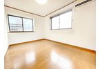 北側洋室6帖：南西からの日差しが入る2面採光の風通しの良い空間。