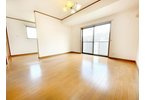 洋室11帖：超広々空間のお部屋、南からの光が明るい空間。クローゼットも大容量収納可能です。
