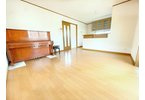 2階LDK：人目を気にせずに過ごせる2階リビング。南向きのため明るく開放的な雰囲気です。