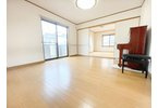 2階LDK：人目を気にせずに過ごせる2階リビング。南向きのため明るく開放的な雰囲気です。