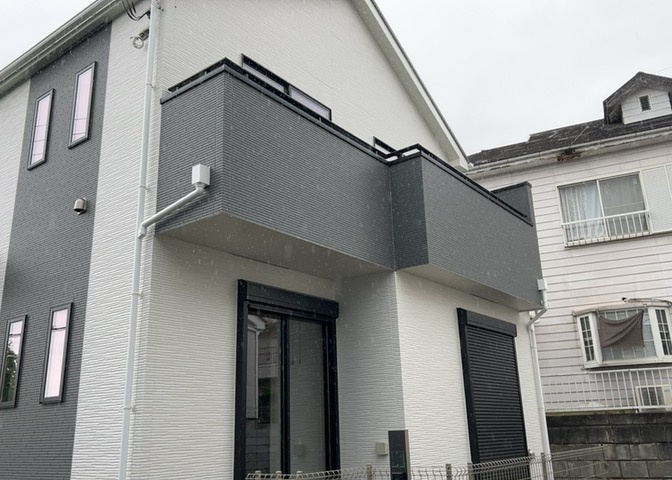 バルコニーは、室外の専用スペースのうち、「屋根がなく開放された空間」であるものを指します。ベランダより広いタイプのものが多く、日当たりもよいため家庭菜園などを楽しみたい人にとって適した環境となります。